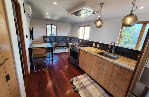 Clarkdale House | Artsy 2-bedroom Loft with high speed WiFi, AC in welcoming Culver City