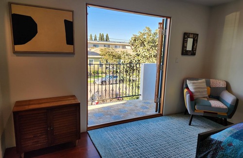 Clarkdale House | Artsy 2-bedroom Loft with high speed WiFi, AC in welcoming Culver City