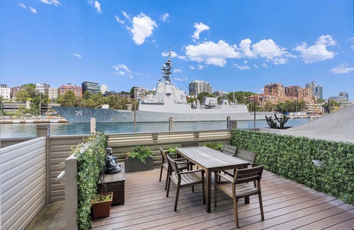 Potts Point Apartment | Artsy Boho Den in Iconic Fingerwharf, Woolloomoolo