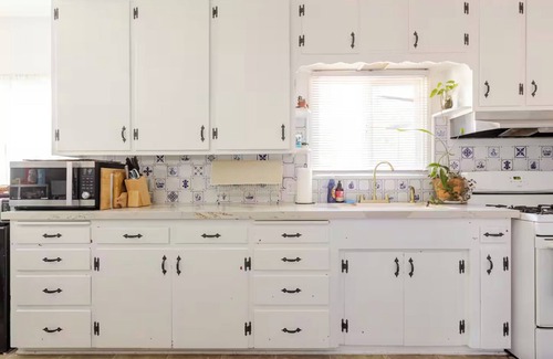 Burbank House | Artsy Boho Retreat w/Cal-King Bed Near Park, Shops, Restr, Airport. 30+Day Stay