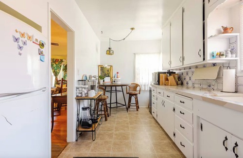Burbank House | Artsy Boho Retreat w/Cal-King Bed Near Park, Shops, Restr, Airport. 30+Day Stay