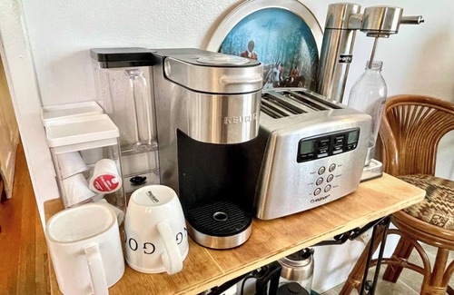 Burbank House | Artsy Boho Retreat w/Cal-King Bed Near Park, Shops, Restr, Airport. 30+Day Stay