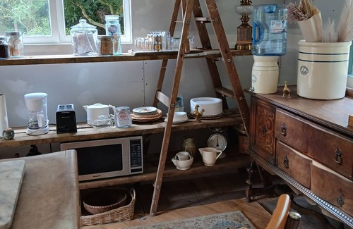 Bainbridge Island Apartment | Artsy Farmstay on Bainbridge with a pool!