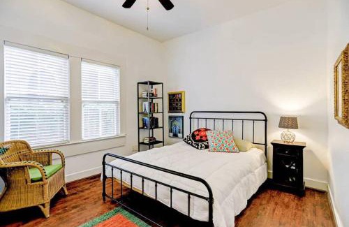 Houston Heights House | Artsy Heights House: Walk To Food-Bars-Shops-Trails, Kids & Pet Friendly
