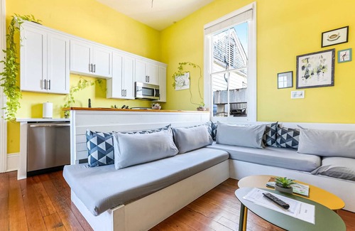 East Riverside Apartment | Artsy Magazine St | Grand Balcony | Great Location