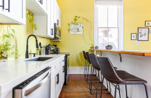 East Riverside Apartment | Artsy Magazine St | Grand Balcony | Great Location