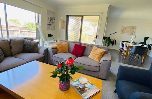 Doreen House | Artsy,Modern Family Friendly House w Large Garden
