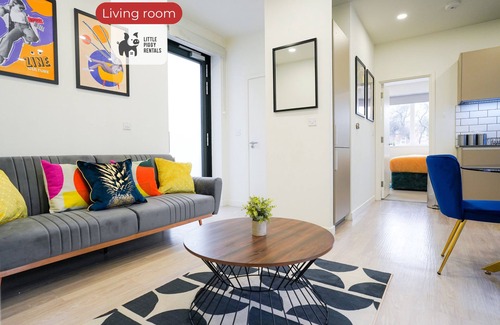 Stevenage Apartment | Artsy Modern Flat: Free Parking, Gym & Roof Garden