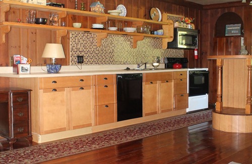West Brattleboro Apartment | Artsy, Pet-Friendly Studio with a Forest in the backyard