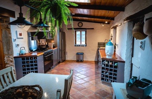 Talunga Cottage | Arukah Cottage - 1860's 1- Bedroom Country Cottage Couples Retreat