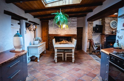 Talunga Cottage | Arukah Cottage - 1860's 1- Bedroom Country Cottage Couples Retreat