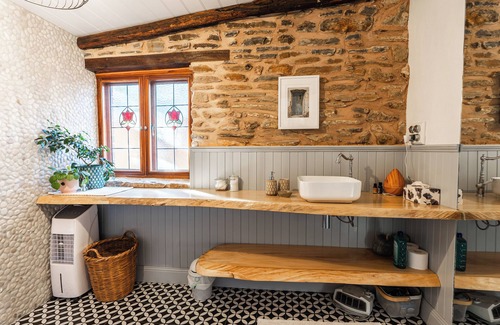 Talunga Cottage | Arukah Cottage - 1860's 1- Bedroom Country Cottage Couples Retreat