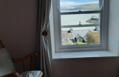 New Quay House | Arvonia sleeps 7, sea views, dog friendly