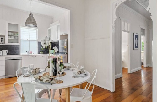 Ascot House | Ascot Vintage 4BR Queenslander w/Mall at Doorstep