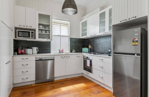 Ascot House | Ascot Vintage 4BR Queenslander w/Mall at Doorstep