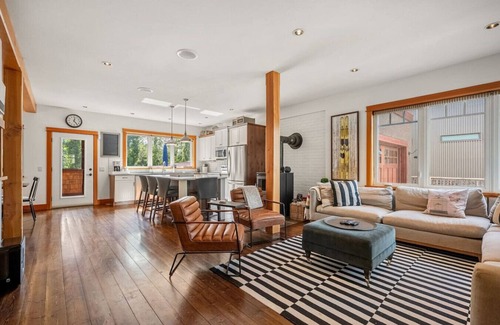 South Cambie Apartment | Ash & Iron | Lake | Hot Tub | Fire Pit | Gym | Yard