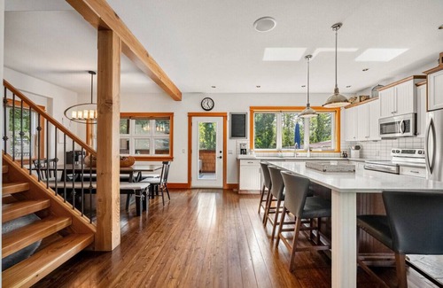 South Cambie Apartment | Ash & Iron | Lake | Hot Tub | Fire Pit | Gym | Yard