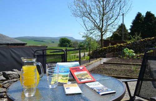 Horton in Ribblesdale House | Ashes Farm - Ingleborough Barn Cottage, with 3 peaks views, near Settle