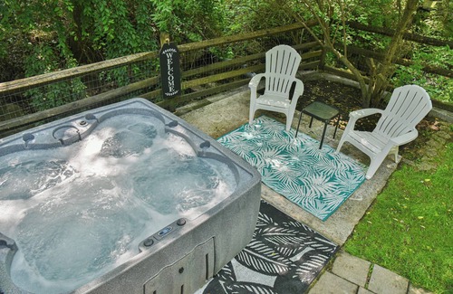Alexander House | Asheville Creekside, 15 mins 2 Downtown, Hot Tub/Fire Pit/Fenced Yard for dogs!