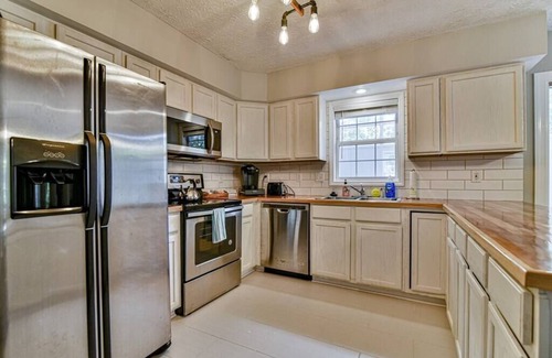 Oakley Apartment | Asheville Hideaway: Hot Tub & Trail Access