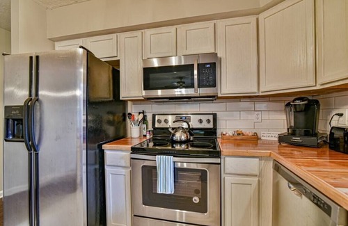 Oakley Apartment | Asheville Hideaway: Hot Tub & Trail Access