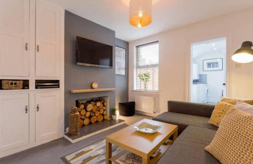 Luton House | Ashton House - Stylish 2 Bedroom House, Close to Luton Town Center & Airport