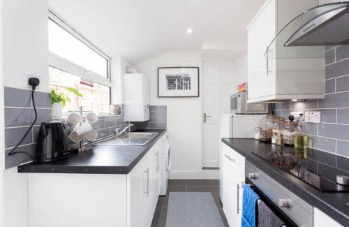 Luton House | Ashton House - Stylish 2 Bedroom House, Close to Luton Town Center & Airport