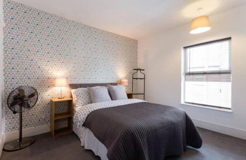 Luton House | Ashton House - Stylish 2 Bedroom House, Close to Luton Town Center & Airport