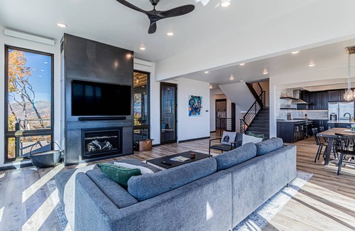 Old Town House | Ask About Monthly Rates for Our Dog Friendly Unit! Panoramic Views, 7 Mi to Resort, Decks-Gym-Garage