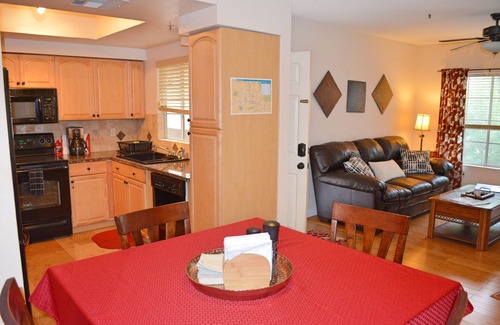 Central Scottsdale Condo | Ask about off season rates! Restaurants, golf, shops and more really close by.