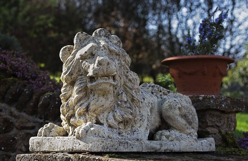 Sibford Gower Cottage | Aslan, C.S Lewis inspired accommodation in the Oxfordshire Cotswolds. Sleeps 6