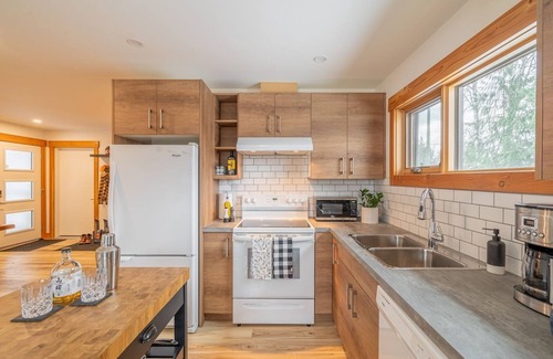 Revelstoke Apartment | Aspen Adventure House - Luxury Suite - 2 minutes from Revelstoke Mountain Resort