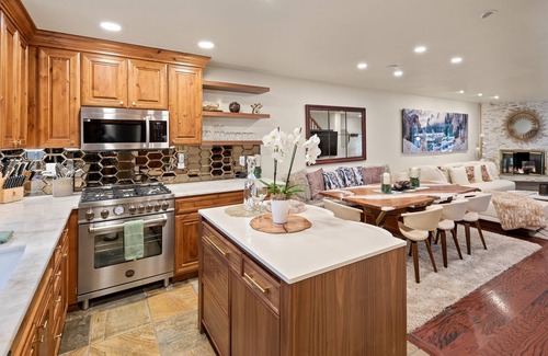 Aspen House | Aspen Core Designer 4 Bdrm, Walk to Everything , Ski Storage, Parking