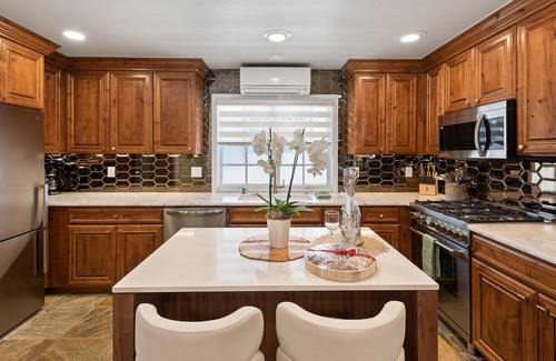 Aspen House | Aspen Core Designer 4 Bdrm, Walk to Everything , Ski Storage, Parking