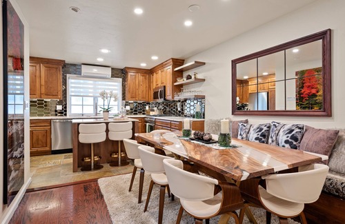 Aspen House | Aspen Core Designer 4 Bdrm, Walk to Everything , Ski Storage, Parking