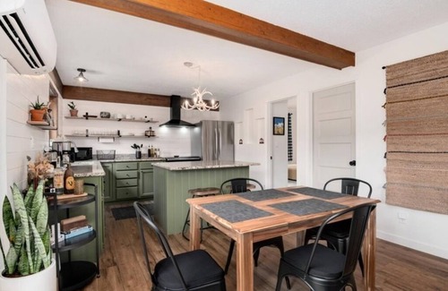 Bailey Cabin | Aspen Glow Cabin - a charming 2-bedroom cabin with mountain views & wood stove
