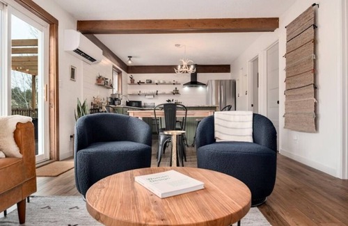 Bailey Cabin | Aspen Glow Cabin - a charming 2-bedroom cabin with mountain views & wood stove
