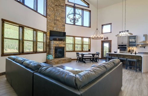 Blue River House | Aspen Grove Views: Spacious Duplex 5 Mi to Breck