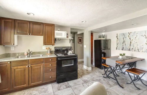 Franklin Apartment | Aspenwood Manor- Calm and cute 1.5 bedroom Apt -Yosemite Falls