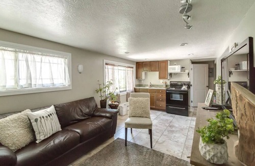Franklin Apartment | Aspenwood Manor- Calm and cute 1.5 bedroom Apt -Yosemite Falls
