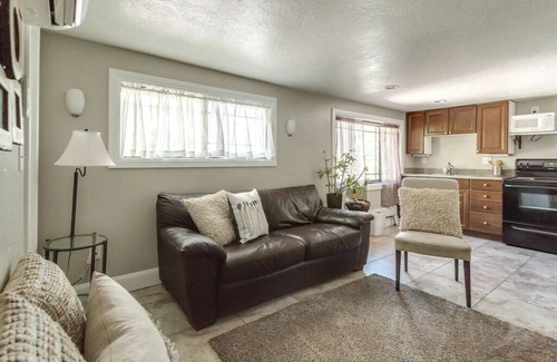 Franklin Apartment | Aspenwood Manor- Calm and cute 1.5 bedroom Apt -Yosemite Falls