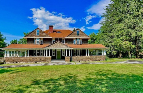 Waynesboro House | Astonishing Airy Mountain Top Retreat