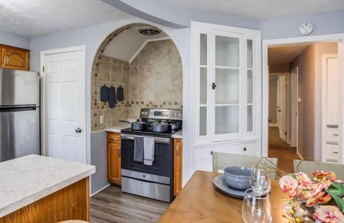 Rochester House | Astonishing Home Mins Away Airport Dwtn UofR andRIT