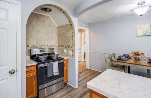 Rochester House | Astonishing Home Mins Away Airport Dwtn UofR andRIT