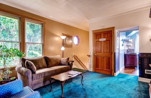 Astoria Apartment | 'Astoria Painted Lady' Historic Apt w/River View!