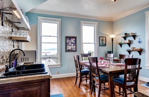 Astoria Apartment | 'Astoria Painted Lady' Historic Apt w/River View!