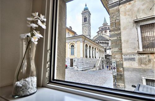 Citta Alta Apartment | ASTRA-Modern Loft Cathedral View