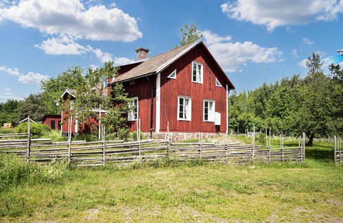 Vimmerby House | Astrid Lindgren House with a large garden right by the lake.