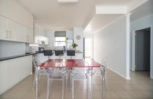 Redhill Apartment | At the Beach - Muizenberg