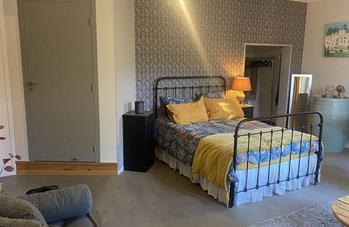 Menerbes Apartment | At the foot of the Abbey of Saint-Hilaire on the bucolic road to Bonnieux